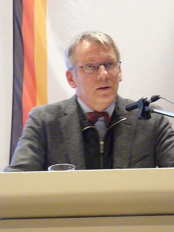 Referent Dr. Daniel Deckers: „Das Evangelium kann auch für moderne Menschen eine frohe Botschaft sein, die Institution Kirche mit ihren Formen und Regeln hat allerdings zunehmend Schwierigkeiten, diese Botschaft überzeugend zu verkünden.“ Referent Dr. Daniel Deckers: „Das Evangelium kann auch für moderne Menschen eine frohe Botschaft sein, die Institution Kirche mit ihren Formen und Regeln hat allerdings zunehmend Schwierigkeiten, diese Botschaft überzeugend zu verkünden.“