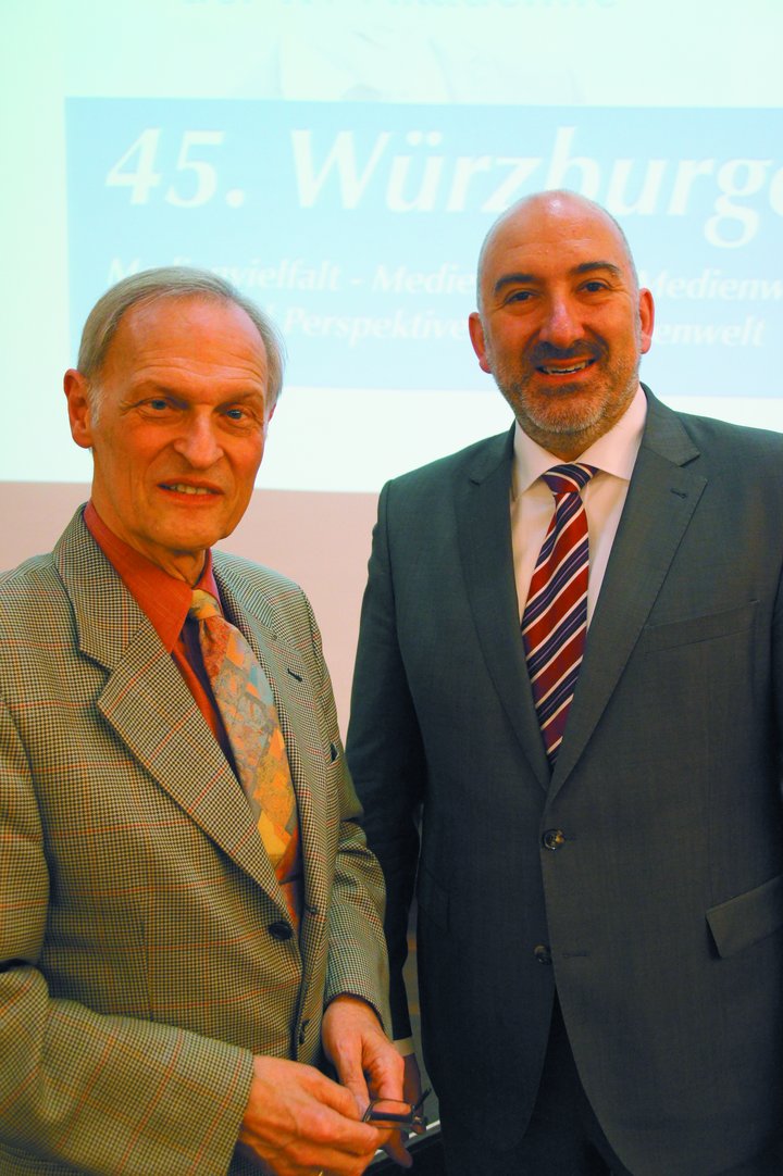 Prof. Andreas Büsch (re.) von der Katholischen Hochschule Mainz und Kb Klaus Gierse (li.), Leiter der KV-Akademie. Prof. Büsch sprach zum Thema „Zwischen Partizipation und Ohnmacht. Digitale Medien als individuelle, soziale und politische Herausforderung”. Prof. Andreas Büsch (re.) von der Katholischen Hochschule Mainz und Kb Klaus Gierse (li.), Leiter der KV-Akademie. Prof. Büsch sprach zum Thema „Zwischen Partizipation und Ohnmacht. Digitale Medien als individuelle, soziale und politische Herausforderung”.