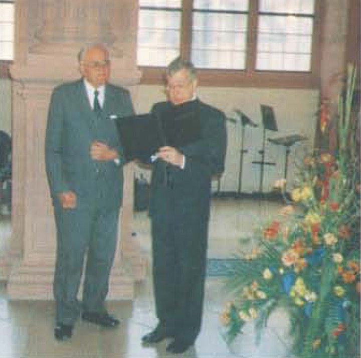 Kb Fred Krämer (E d Nm, E d A-Me) erhält seine Urkunde als 5. „Ältester des KV“ von Dr. Wolfgang Löhr (Arm). „Ältester“ ist die höchste Auszeichnung, die unser Verband vergeben kann. Sie entspricht dem, was die Engländer Alderman nennen. Kb Fred Krämer (E d Nm, E d A-Me) erhält seine Urkunde als 5. „Ältester des KV“ von Dr. Wolfgang Löhr (Arm). „Ältester“ ist die höchste Auszeichnung, die unser Verband vergeben kann. Sie entspricht dem, was die Engländer Alderman nennen.