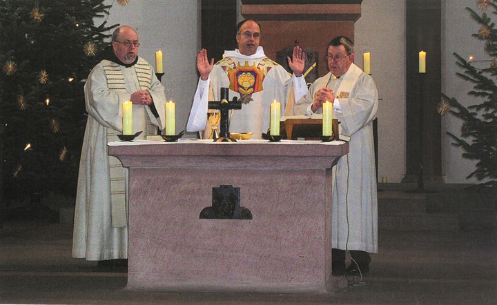 Da die Kapelle des Burkardushauses aufgrund der zahlreichenden Teilnehmer für die hl. Messe am Sonntag morgen nicht ausreichte, fand der Gottesdienst in der traditionsreichen Marienkapelle am Würzburger Marktplatz statt. Da die Kapelle des Burkardushauses aufgrund der zahlreichenden Teilnehmer für die hl. Messe am Sonntag morgen nicht ausreichte, fand der Gottesdienst in der traditionsreichen Marienkapelle am Würzburger Marktplatz statt.