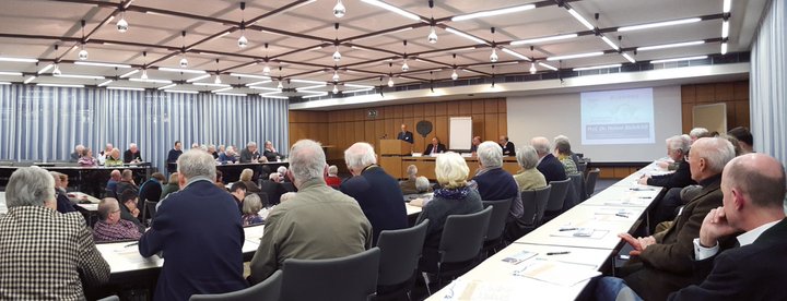 Die KV-Tage sind hervorgegangen aus den Tagungen zur Deutschen Synode in Würzburg, finden jetzt dort aber nicht mehr statt. Das Bonifatiushaus in Fulda erwies sich als eine ausgezeichnete neue Tagungsstätte für die KV-Akademie. Die KV-Tage sind hervorgegangen aus den Tagungen zur Deutschen Synode in Würzburg, finden jetzt dort aber nicht mehr statt. Das Bonifatiushaus in Fulda erwies sich als eine ausgezeichnete neue Tagungsstätte für die KV-Akademie.