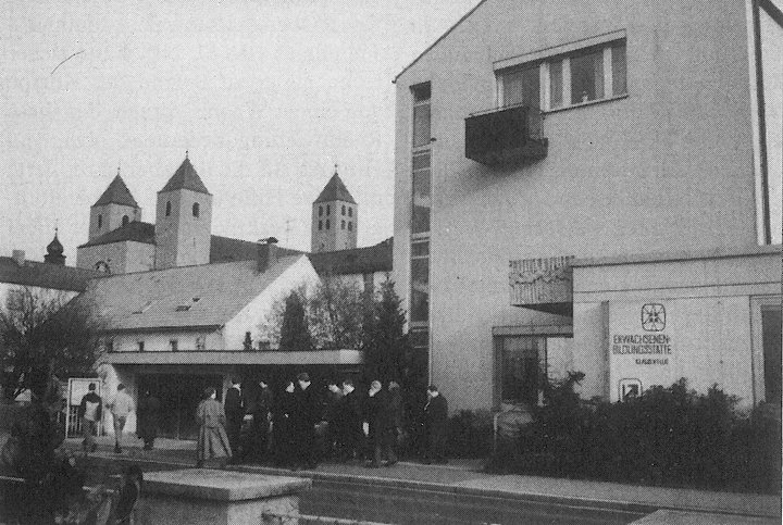 Die 22. Würzburger KV-Tage fanden ein erfreulich großes Interesse, das deutlich über unseren Verband hinausging; dies zeigte auch das Presse- und Rundfunkecho. Die Vorträge und Diskussionen verdeutlichten den etwa hundert Teilnehmern, dass wir erst am Anfang eines Dialoges mit dem Islam stehen. Die 22. Würzburger KV-Tage fanden ein erfreulich großes Interesse, das deutlich über unseren Verband hinausging; dies zeigte auch das Presse- und Rundfunkecho. Die Vorträge und Diskussionen verdeutlichten den etwa hundert Teilnehmern, dass wir erst am Anfang eines Dialoges mit dem Islam stehen.