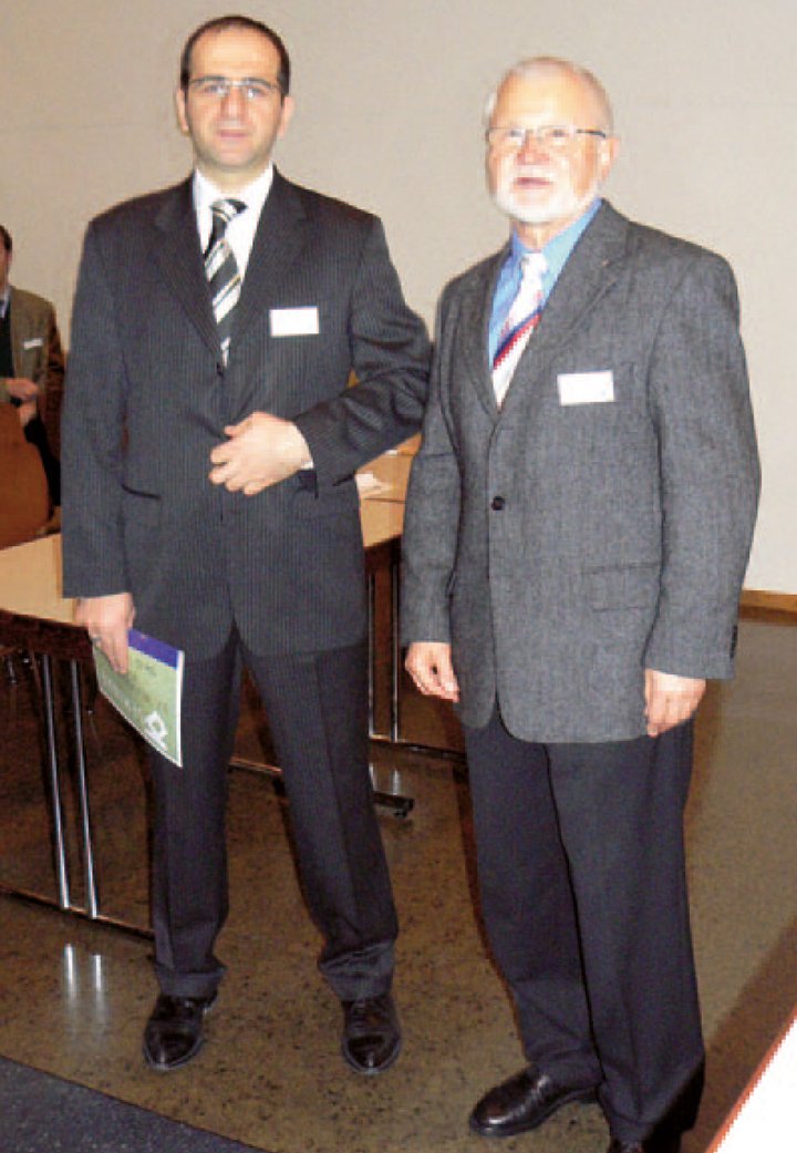 Prof. Dr. Ali Dere und Kb Dr. Günter Georg Kinzel (E d Rbg, Al) Der Staat kann keinen Religionsunterricht zulassen, in dem Grundsätze der Verfassung wie der Gleichheitsgrundsatz des Grundgesetzes, die Gleichwertigkeit aller Religionen und Glaubensformen innerhalb des Staates nicht beachtet werden. Prof. Dr. Ali Dere und Kb Dr. Günter Georg Kinzel (E d Rbg, Al) Der Staat kann keinen Religionsunterricht zulassen, in dem Grundsätze der Verfassung wie der Gleichheitsgrundsatz des Grundgesetzes, die Gleichwertigkeit aller Religionen und Glaubensformen innerhalb des Staates nicht beachtet werden.