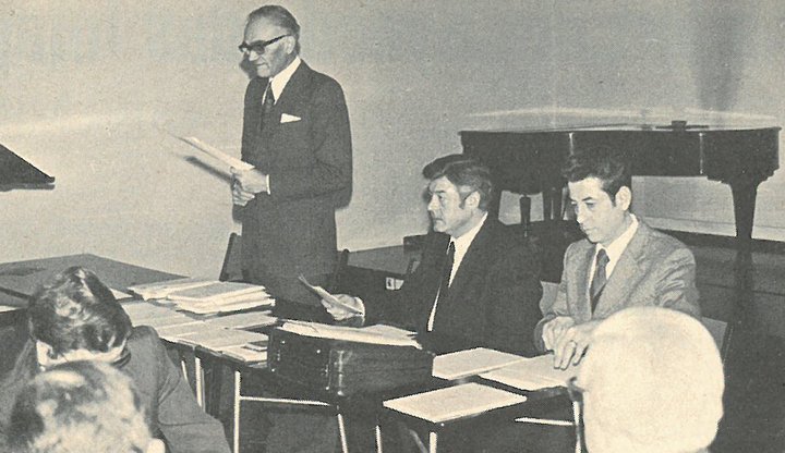 Fred Krämer (E d Nm-W, A-Me), Pater Norbert Reus SAC (Bv, E d Moe-Stg, E d Arm, E d Al), Dr. Elmar Kammerloher (Ale). Die Synodentagung unseres Verbandes, wieder in bewährter Art von Kb Krämer liebevoll vorbereitet, wies ein weites Spektrum an Thematik auf. Fred Krämer (E d Nm-W, A-Me), Pater Norbert Reus SAC (Bv, E d Moe-Stg, E d Arm, E d Al), Dr. Elmar Kammerloher (Ale). Die Synodentagung unseres Verbandes, wieder in bewährter Art von Kb Krämer liebevoll vorbereitet, wies ein weites Spektrum an Thematik auf.